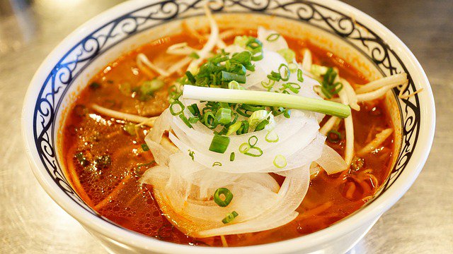 Khanom Jeen Nam Ngeow (soupe de nouilles épicée) : recette facile et rapide